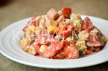 Салата с крутони, домати и сирене