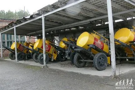 Сезонна бизнес продажба на квас на квас на улицата