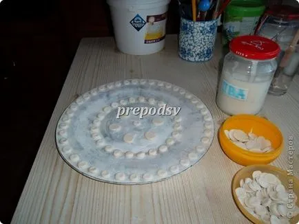 Plate от вестниците, майстори страната (правят ястия) Plate от вестниците, майстори страната