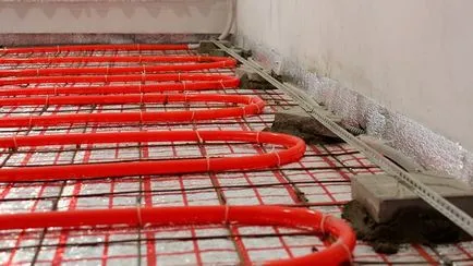 Дебелината на замазката на подово отопление, тъй като водата се излива топла вода етаж с ръцете си