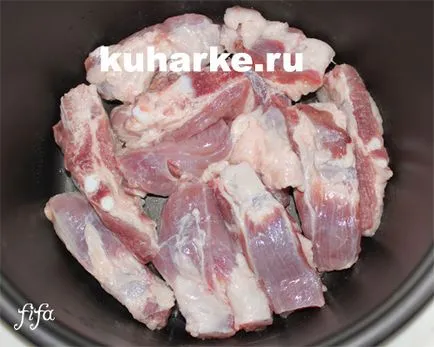 Задушени свински ребра с картофи в multivarka