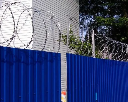 Инсталация и монтаж на бодливата тел на оградата