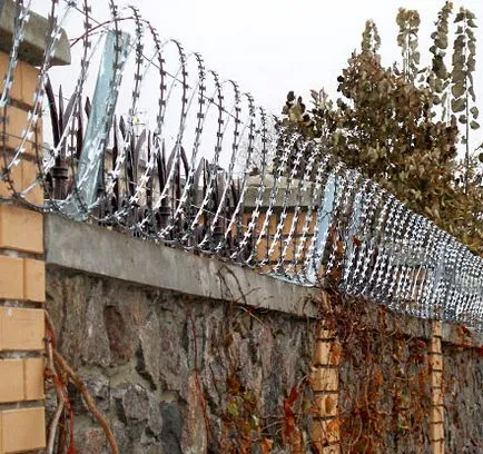 Инсталация и монтаж на бодливата тел на оградата