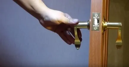 Каре в замъка интериорни врати с неговия ръце снимки, видео