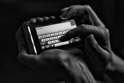 Конспирация на човек пише съобщение по телефона