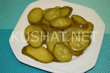 Сандвичи с цаца и кисели краставички