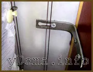 Кота корниз за завеси прозорец с ръце