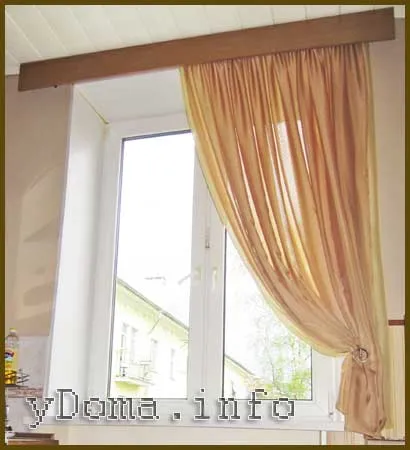Кота корниз за завеси прозорец с ръце