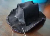 Каубойска шапка с ръцете си