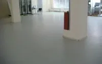 Максималната и минималната дебелина на саморазливна етаж