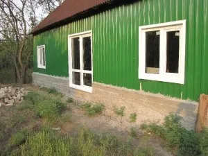 Техниката на сградата с лице към профилирани лист