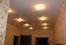 Тавани братя и сестри напрежение с прожектори, две цветни снимки, гледки мат в спалнята