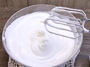 Рецепта буйни и вкусна стъпка бисквитена торта по стъпка със снимки