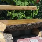 В основата на собствените си ръце под беседката