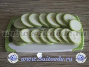 Тиквички пържени с чесън и домати