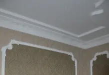 Как да се залепят на тавана корнизи в ъглите