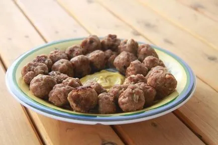 Като дава месо на децата