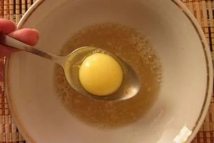 Маска за коса с мед, яйчен жълтък
