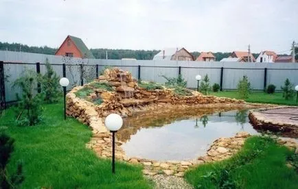 С ръце в задния си двор