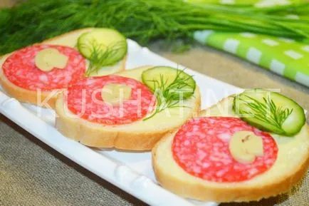 Сандвичи със салам и краставица