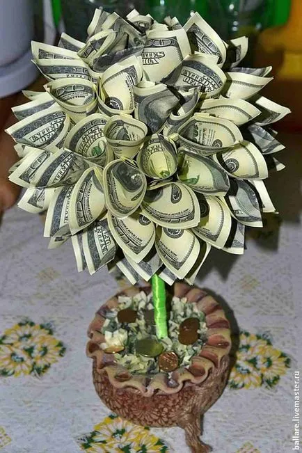 Пари дърво с ръцете си от съкращения