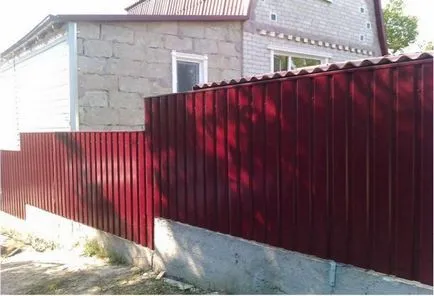 Как да се сложи ограда от самата профилист