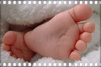 Като дава месо на децата