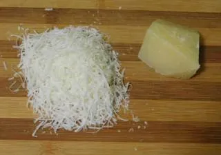 Тиквички пържени с чесън и домати
