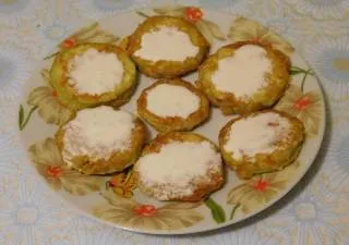 Тиквички пържени с чесън и домати