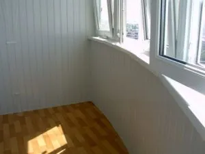 Как да украсят вътре балкон