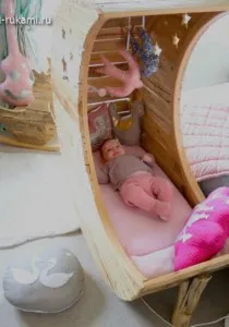 Месец с ръцете си