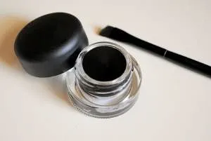 Как да се направи очна линия със стрелка