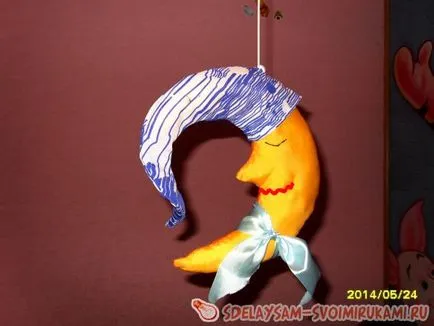 Месец с ръцете си