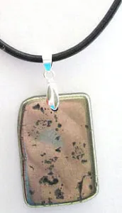 Амулети около врата му