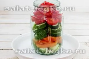 Салата с домати и краставици пипер