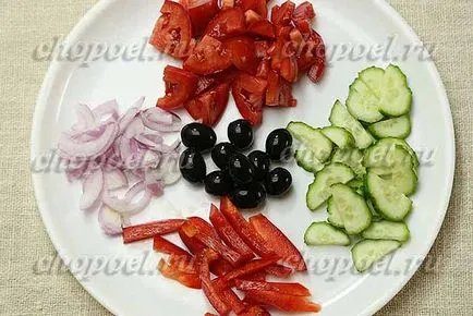 Салата с домати и краставици пипер