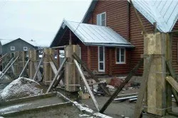 Колони за оградата с ръцете си