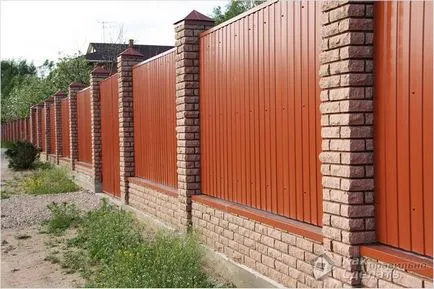 Колони за оградата с ръцете си