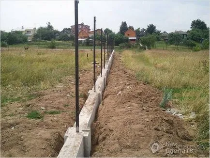 Колони за оградата с ръцете си