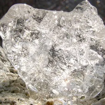Gemstone диамант функцията за снимка, прилича на имоти (камък) Gemstone диамант функцията за снимка, както изглежда, се отличава