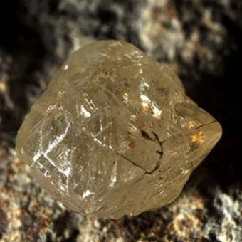 Gemstone диамант функцията за снимка, прилича на имоти (камък) Gemstone диамант функцията за снимка, както изглежда, се отличава