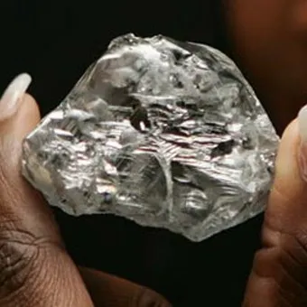 Gemstone диамант функцията за снимка, прилича на имоти (снимка) Gemstone диамант функцията за снимка, както изглежда, се отличава