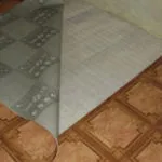 Както балатум лепило по фугите между тях и