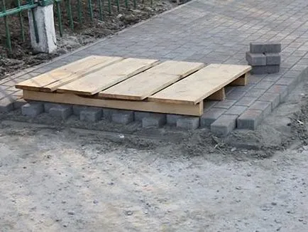 Както е посочено тротоарни плочи, със собствените си ръце, сграда портал