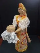 Doll - пазител на резбата с ръцете си