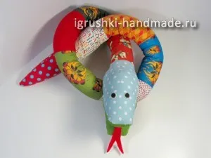 Мека играчка змия със своите ръце, играчки и игри с ръцете си меки и плетени играчки, кукли