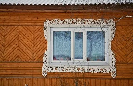 Подстригване на прозореца в фасадна декорация дървена къща (рамки) Подстригване на прозореца в фасадна декорация дървена къща