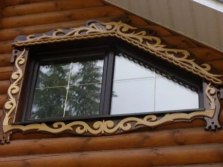 Подстригване на прозореца в фасадна декорация дървена къща (рамки) Подстригване на прозореца в фасадна декорация дървена къща