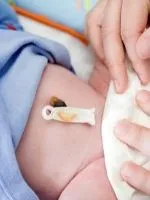 Пешеходна с новородено бебе през лятото