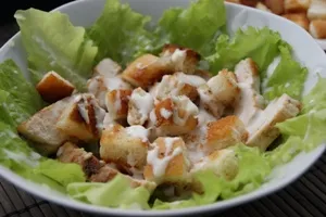Салата - Цезар - с пиле, домати и крутони - рецепти Фото-стъпка за готвене